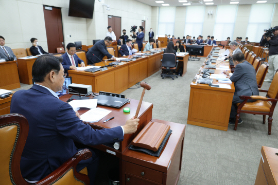 지난 5월24일 오전 국회에서 강원특별자치도법 전부개정안 등을 심사하기 위해 열린 행정안전위원회 법안심사제1소위원회에서 김교흥 1소위원장(행안위 더불어민주당 간사)이 개회 선언을 하고 있다.<연합뉴스>